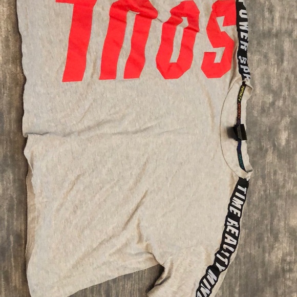 Hot Topic Tops - Infinity war crop top.